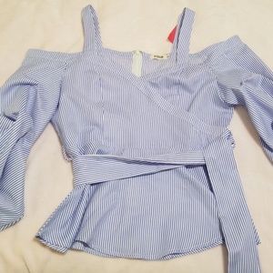 Cold shoulder top/new